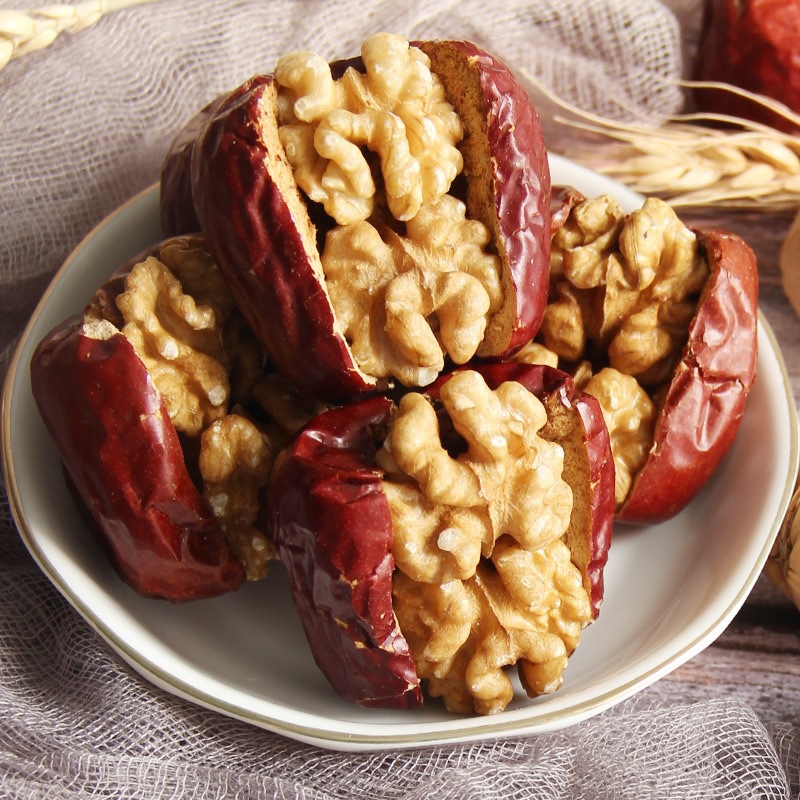 新疆和田大枣和田红枣夹核桃仁手工制作枣夹核桃